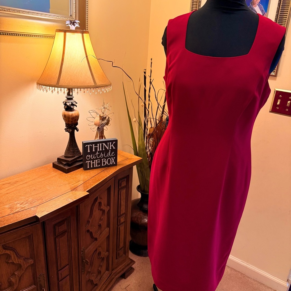 Elegant Red Sleeveless Tailored Dress - Picture 7 of 16